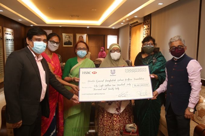 শ্রমপ্রতিমন্ত্রী মন্নুজান সুফিয়ানের কাছে ৭ কোটি ১৮ লাখ টাকার চেক হস্তান্তর করলো ইউনিলিভার বাংলাদেশ ও ইউনিলিভার কনজ্যুমার কেয়ার