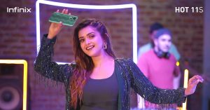 মডেল তানজিন তিশার হাতে ইনফিনিক্সের নতুন স্মার্টফোন ‘হট ১১এস’।