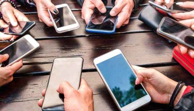 Global Smartphone Market Surges Back to Growth in October